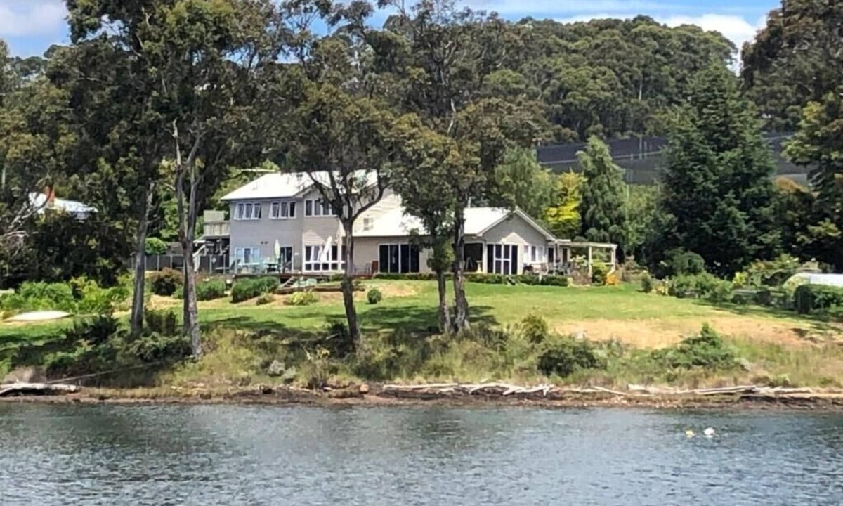 Port Huon Apartment | Deluxe waterfront retreat