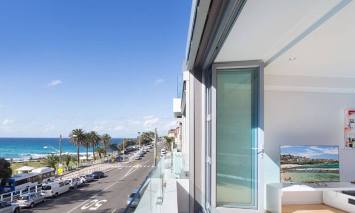 Bronte Apartment | Directly across from the famous waves of Bronte beach with unobstructed views