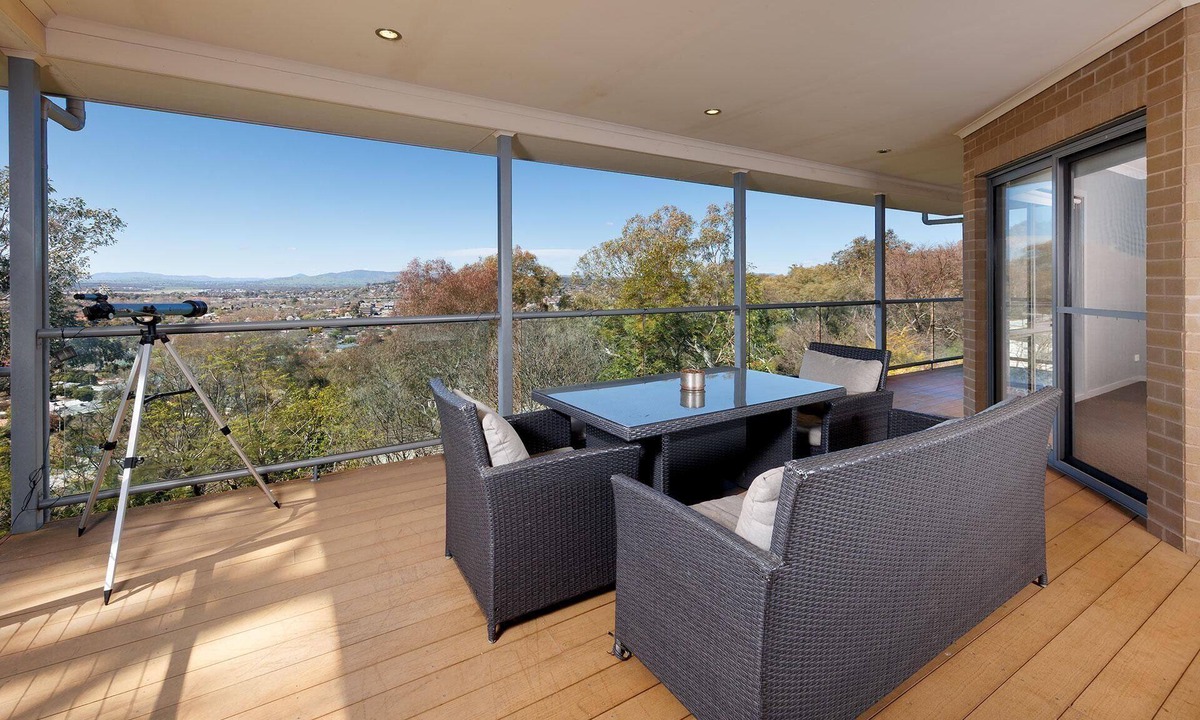 Albury House | Divine Views on Roper - Glorious three bedroom, two bathroom townhouse with views to die for!