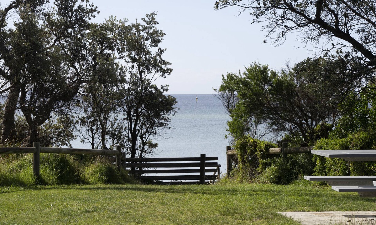 Dromana House | Dromana By The Bay :1 min walk to the beach.