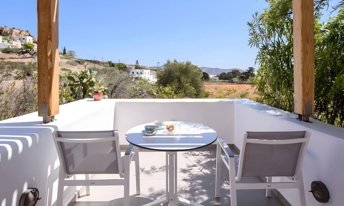 Psathi House | Echinousa Kimolos Apartment no6 with Mountain View, Wi-Fi & Air Conditioning