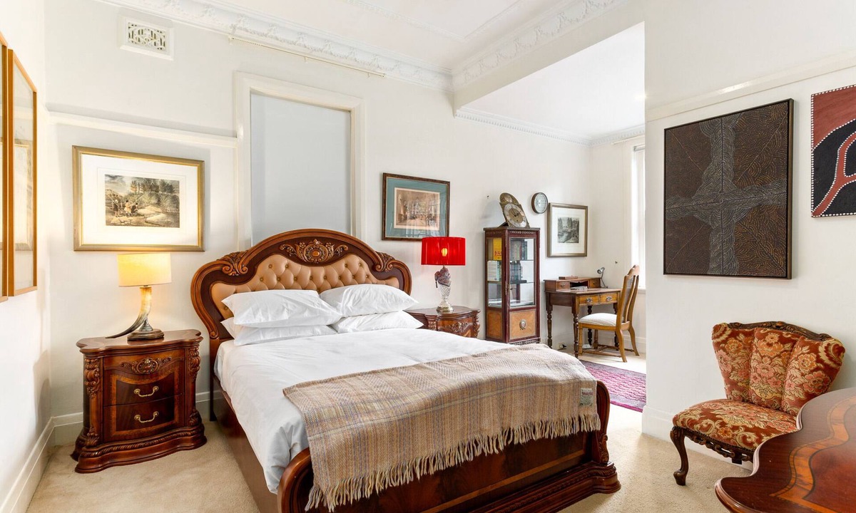 Kings Cross Apartment | Eclectic Art Deco Apartment in great location