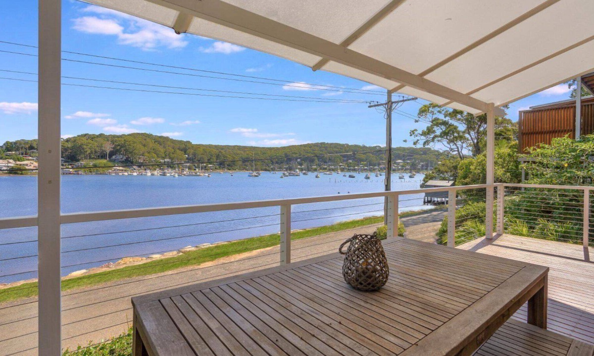 Killcare House | Edge of the Bay and Close to Beaches