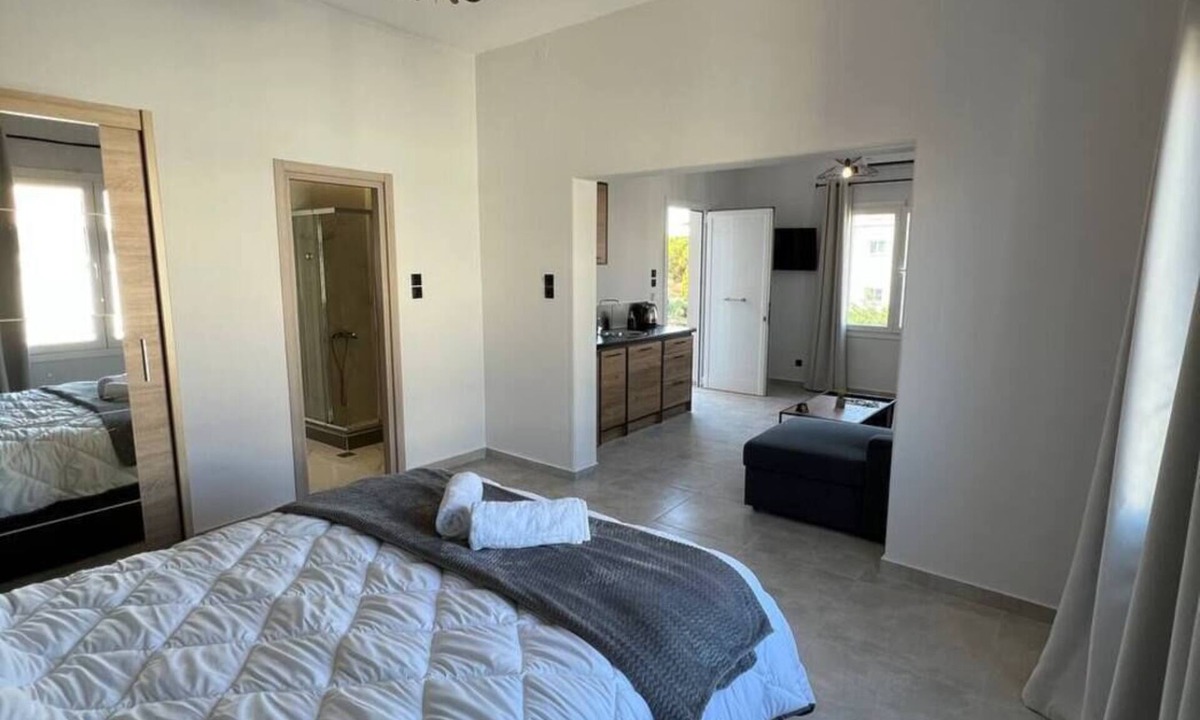 Elefsina Apartment | Elefsinian Mysteries Apartments - Black Beauty