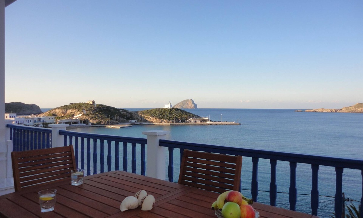 Kithira Apartment | Eleni's waterview studio