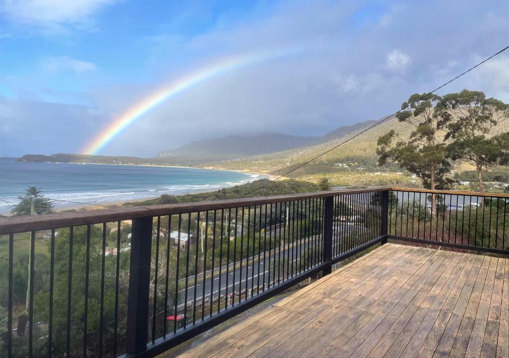 Eaglehawk Neck House | Elevated 3BR, ocean views, pool table, Pirates Bay