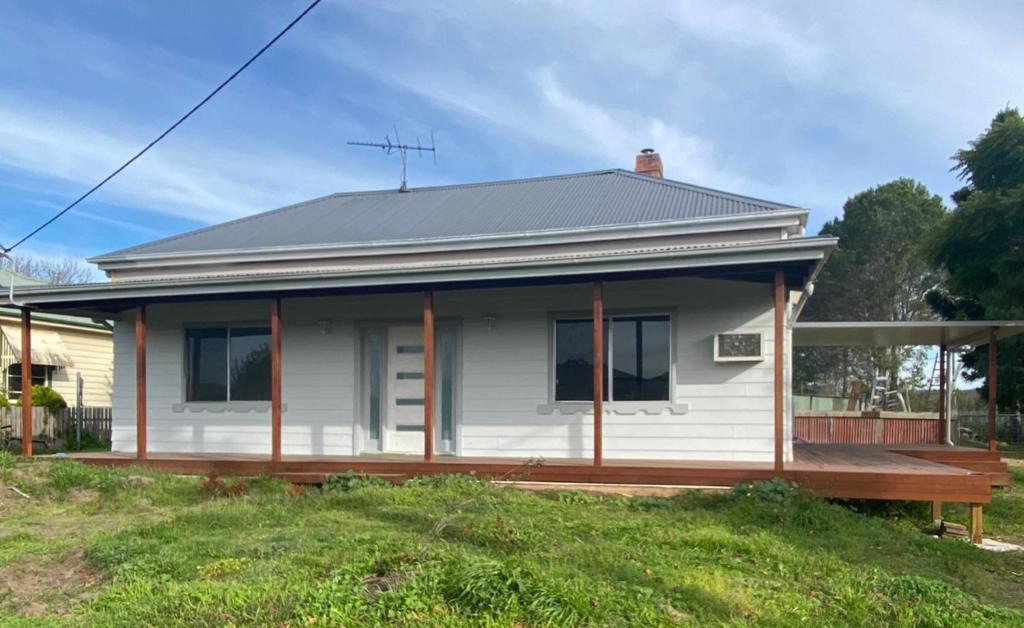 Ellalong House | Ellalong Lagoon Home with a view
