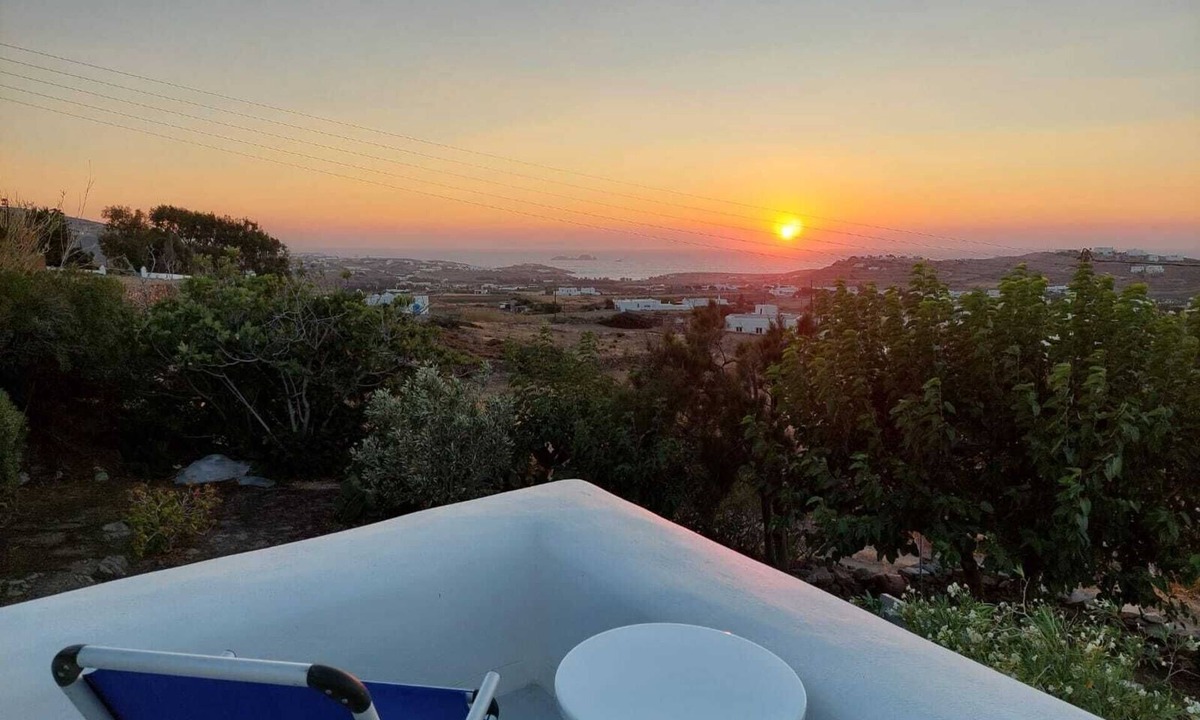 Parikia House | Eric's Retreat, Cosy, Spacious 60m2, sunset view.