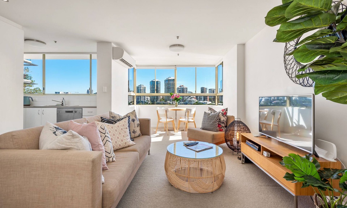 New Farm Apartment | Fab! ~ Skyline City, Water + Story Bridge Views