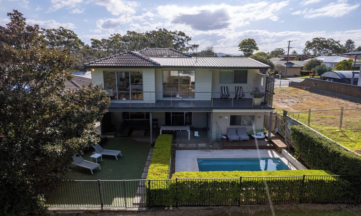 Shelly Beach House | FAIRWAYS- 6 ROOMS -looking over Shelly Beach Golf course, PLUNGE POOL, Sleeps 12