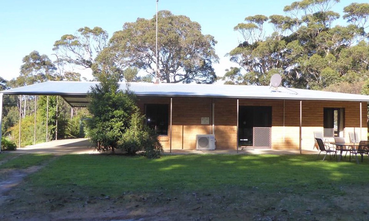 Deepdene House | Family fun Farmstay near the beach