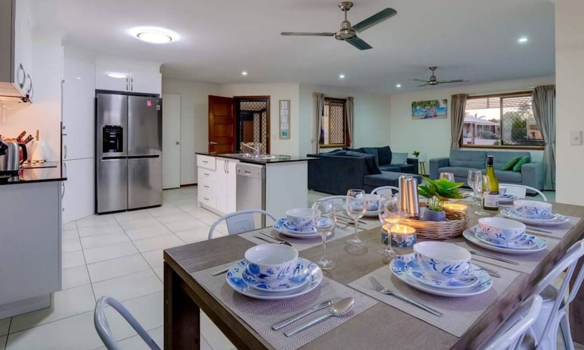 Pialba Apartment | Family get away, free wine, wifi and pet friendly.