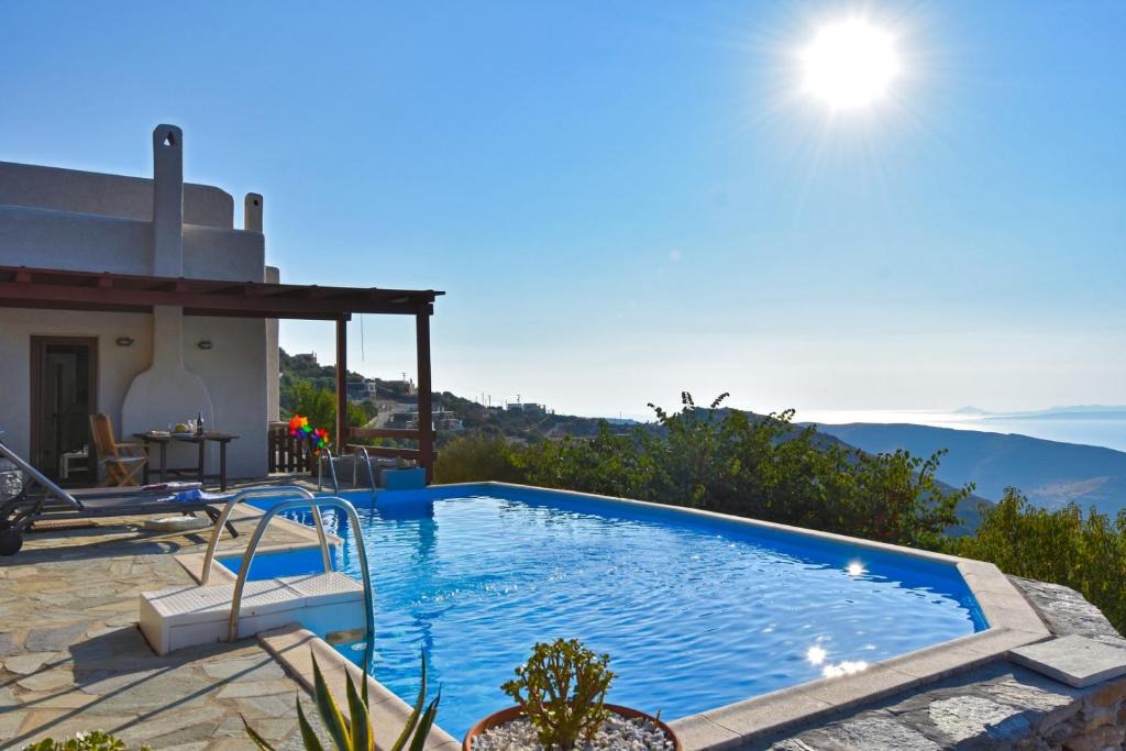Kea House | Family house with a swimming pool 5 minutes from Ioulida
