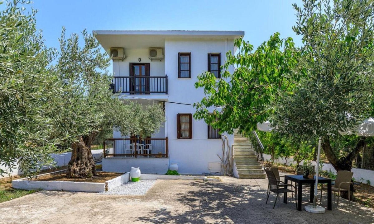 Stafylos Apartment | Fine apartment in Stafylos with terrace