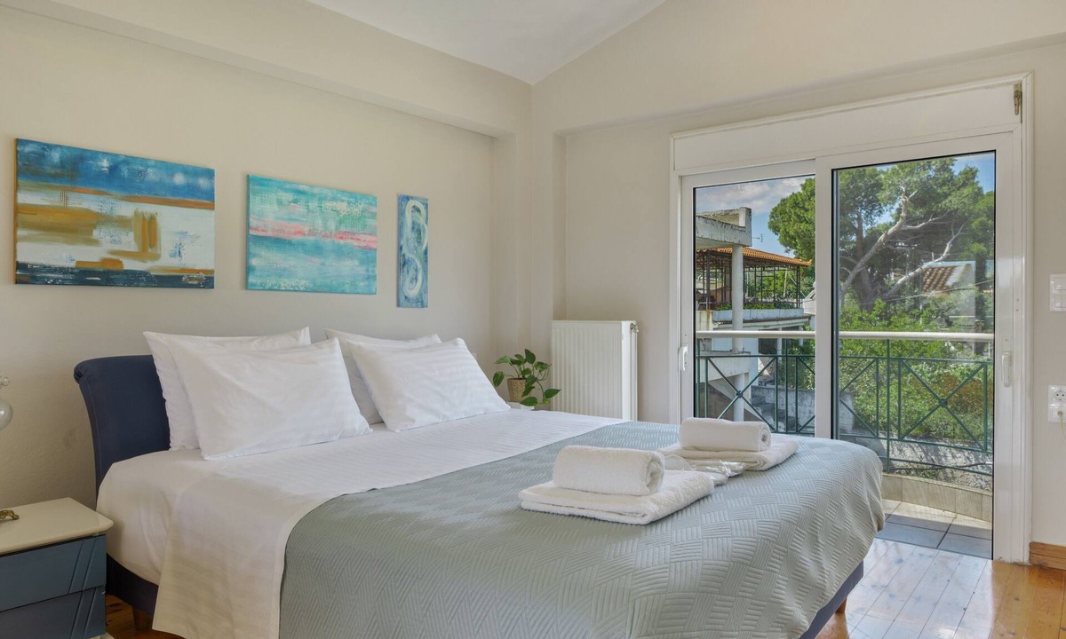 Spata-Artemida Apartment | First Floor Master Bedroom with Shared Terrace, Wi-Fi and Air Conditioning