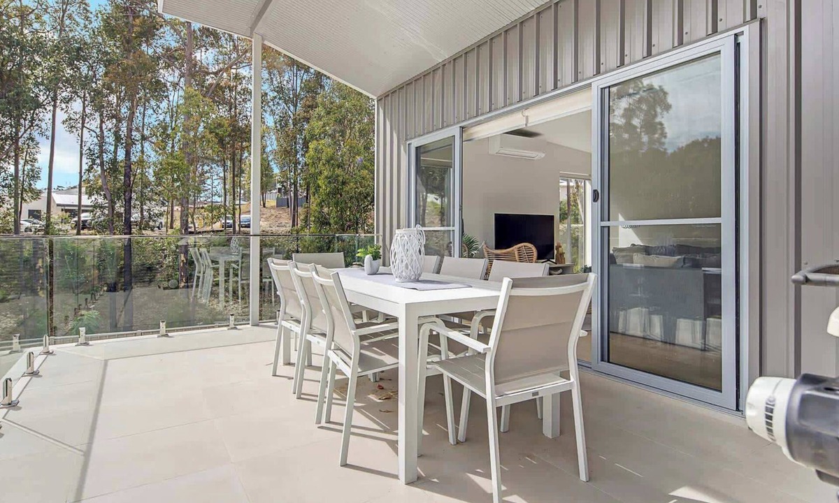 Malua Bay House | Flat Walk to Beach & Shops, WiFi | Bay Dream