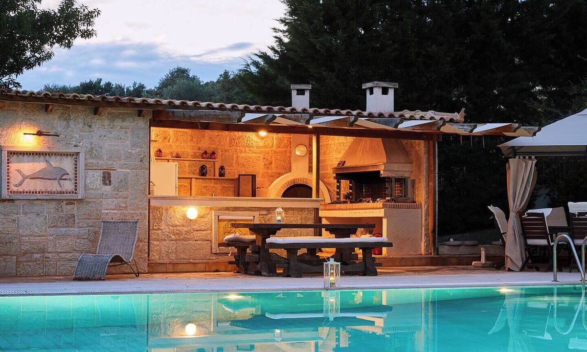 Saronikos House | Flyin' High Luxury Suite