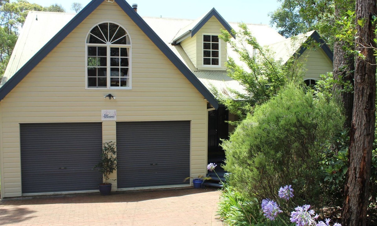 Wentworth Falls House | Four Seasons - Blue Mountains Home - Private Bushland with Spa & Fire place
