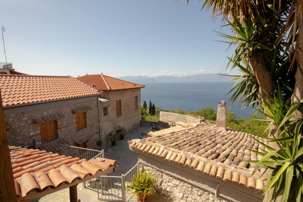 Platanos Apartment | Fteri Stone House in Platanos, Akrata