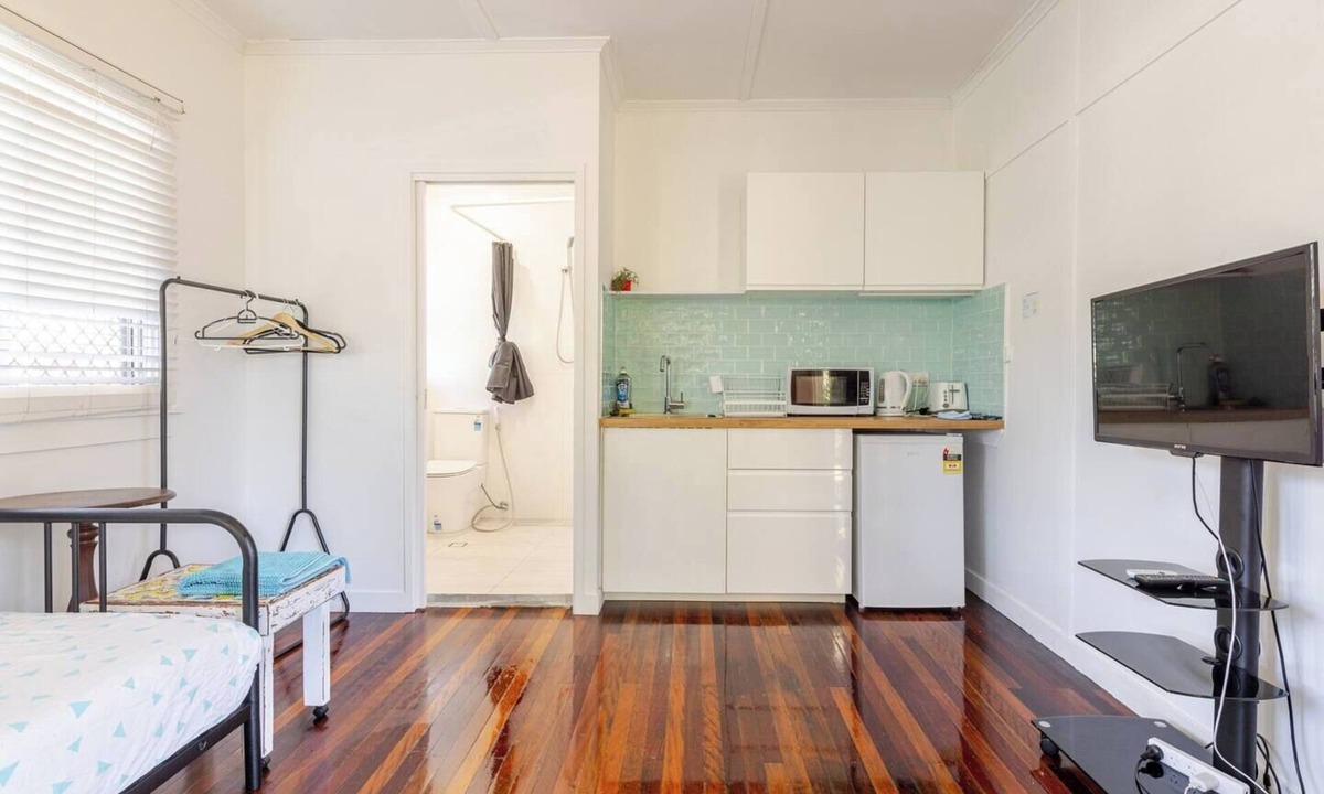 Taigum House | Funky Corner 1 Brm House by Taigum -A/C+Wifi+Deck