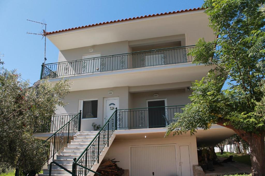 Asini Villa | Gea - Εξοχική μεζονέτα με τεράστιο κήπο και αυλή.