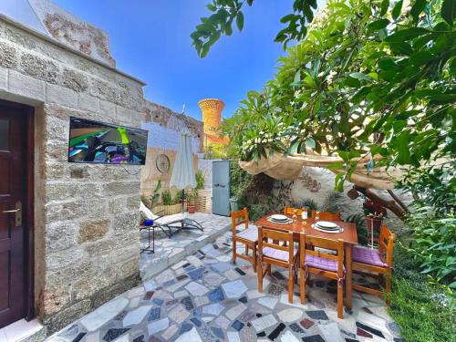 Rhodes Old Town Apartment | George&Michael Traditional House