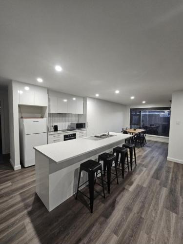 George Town Apartment | George Town Villa - Outdoor Alfresco - aircon FREE WIFI - Central location near MTB Trails