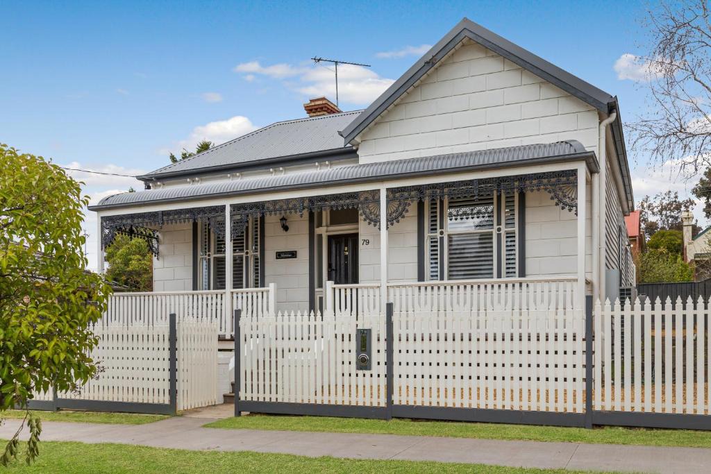 Quarry Hill House | 'Gladstone' only minutes walk to the Bendigo train station!
