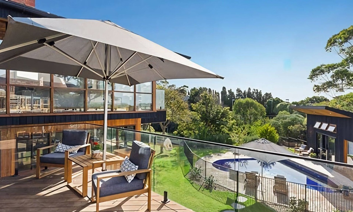 Mount Eliza House | Glen Shian | Luxury Villa On the Beach with Pool and Views