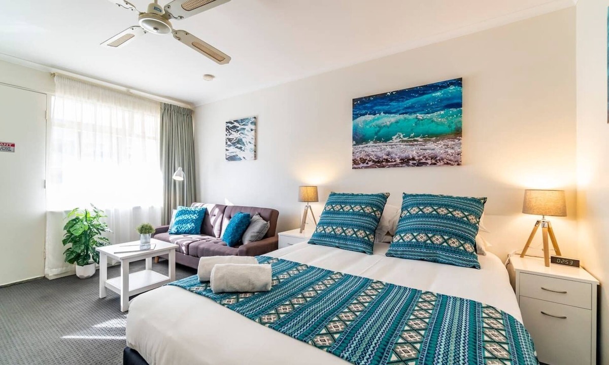 Glenelg Apartment | Glenelg Central Studio Aqua