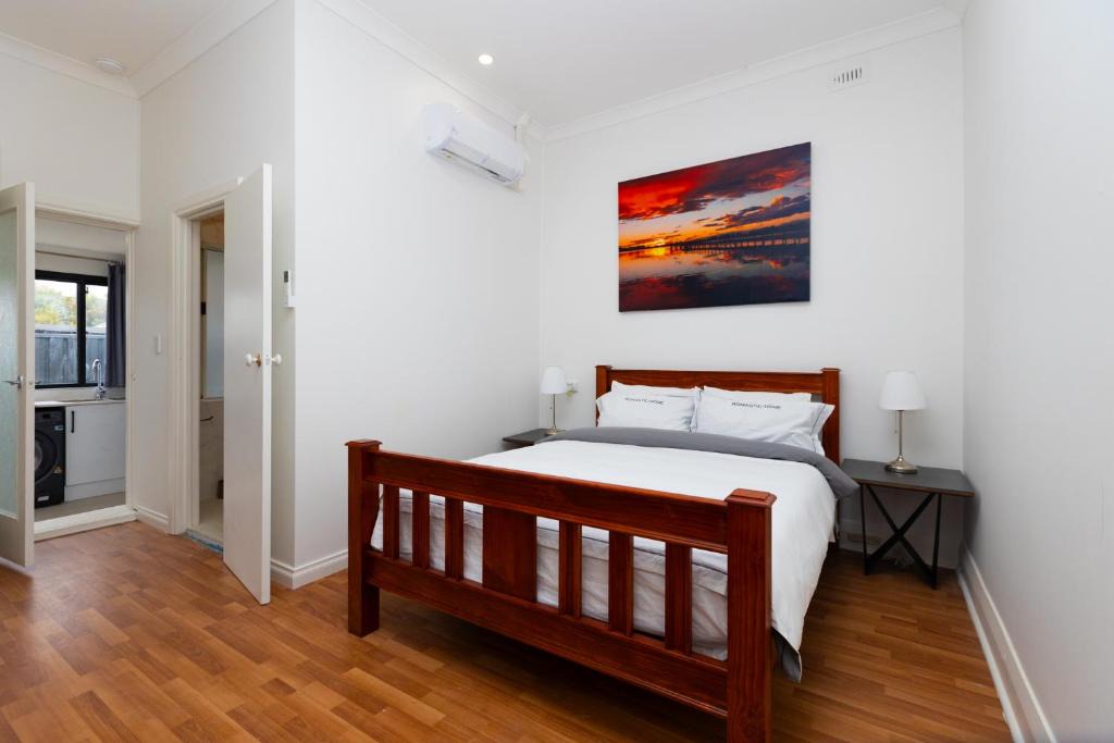 Glenelg North House | Glenelg North Modern Studio, QBed,Wifi, Pet