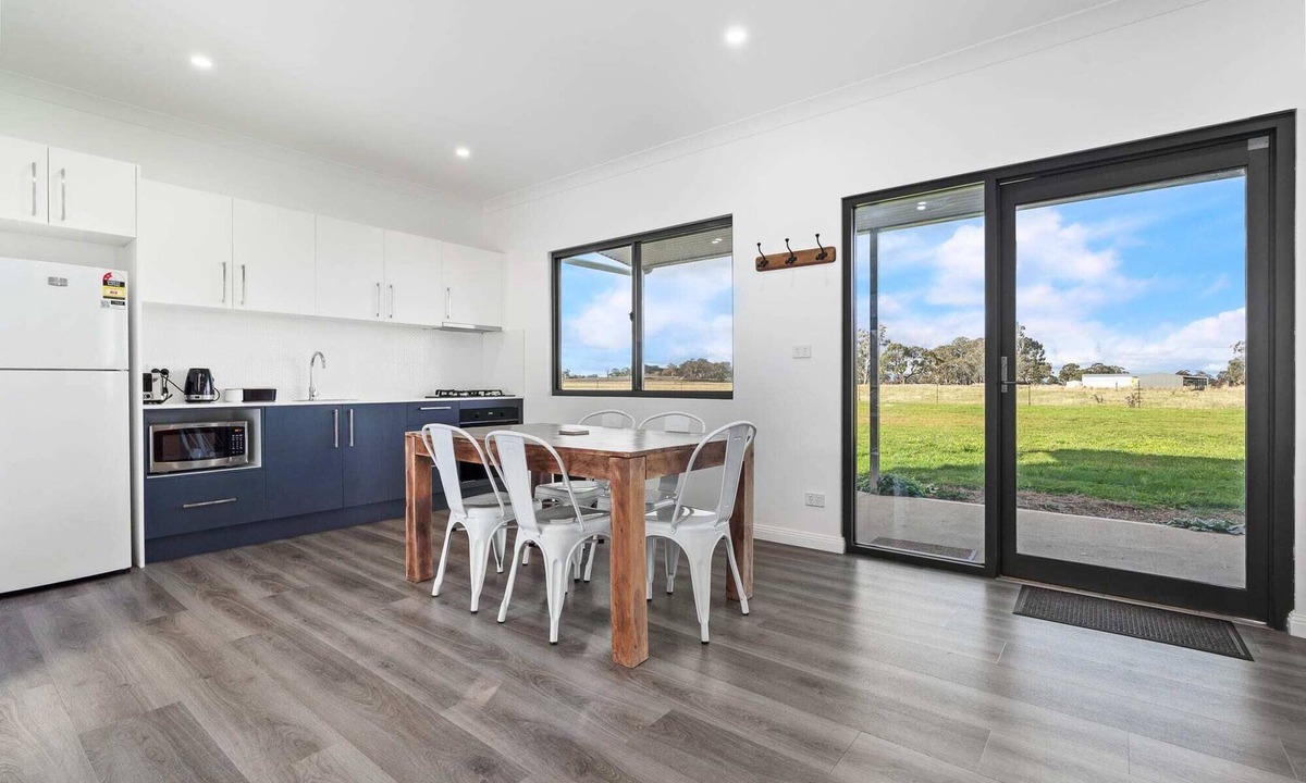 Forest Reefs Cabin | Glenowrie Cottage - 2 Queen Beds - Near Cadia