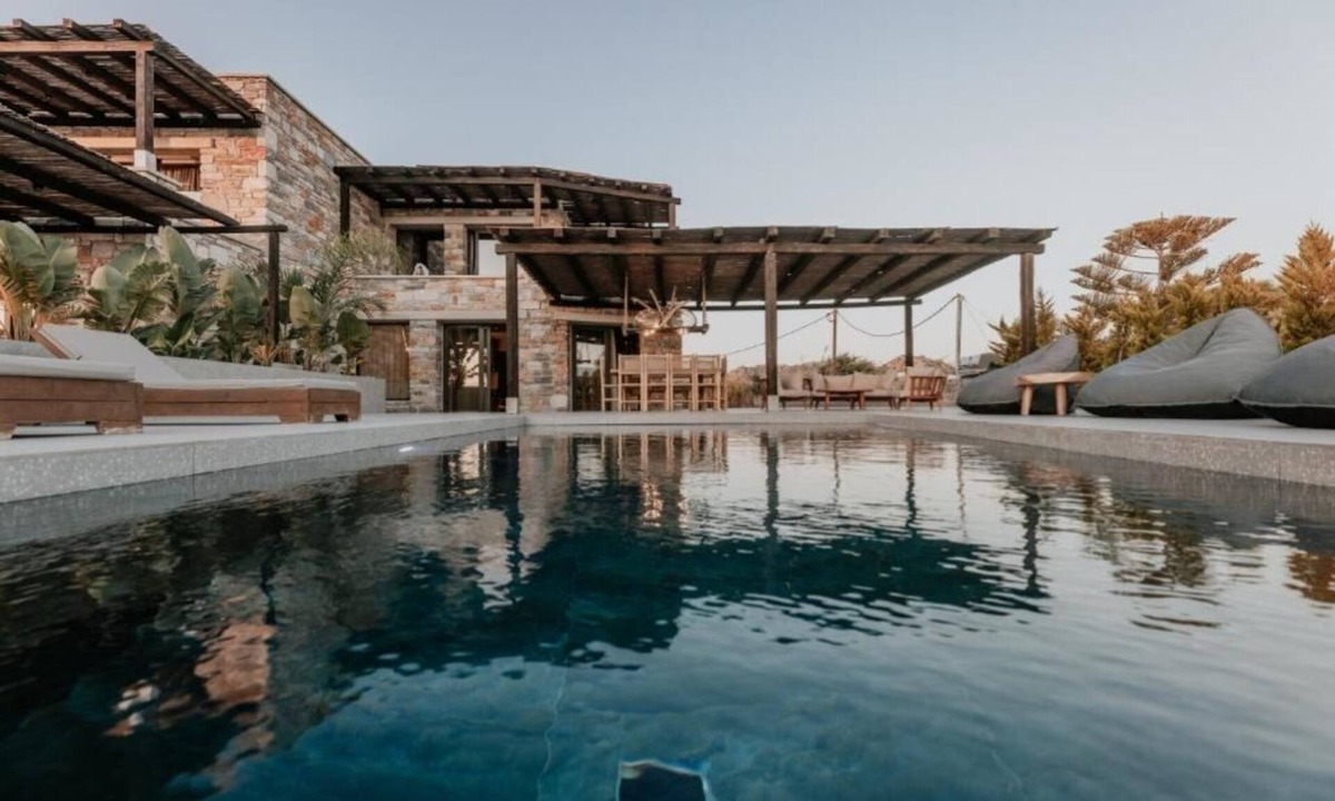 Plaka Villa | Glorious Villa With Private Pool & Jacuzzi