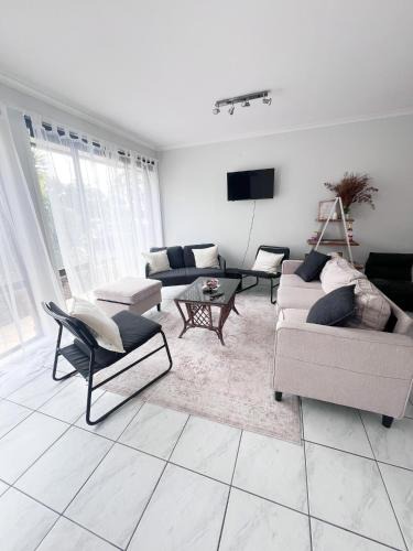 Bateau Bay House | Golden Getaway, Private 3x bedroom home with 2x living spaces and study