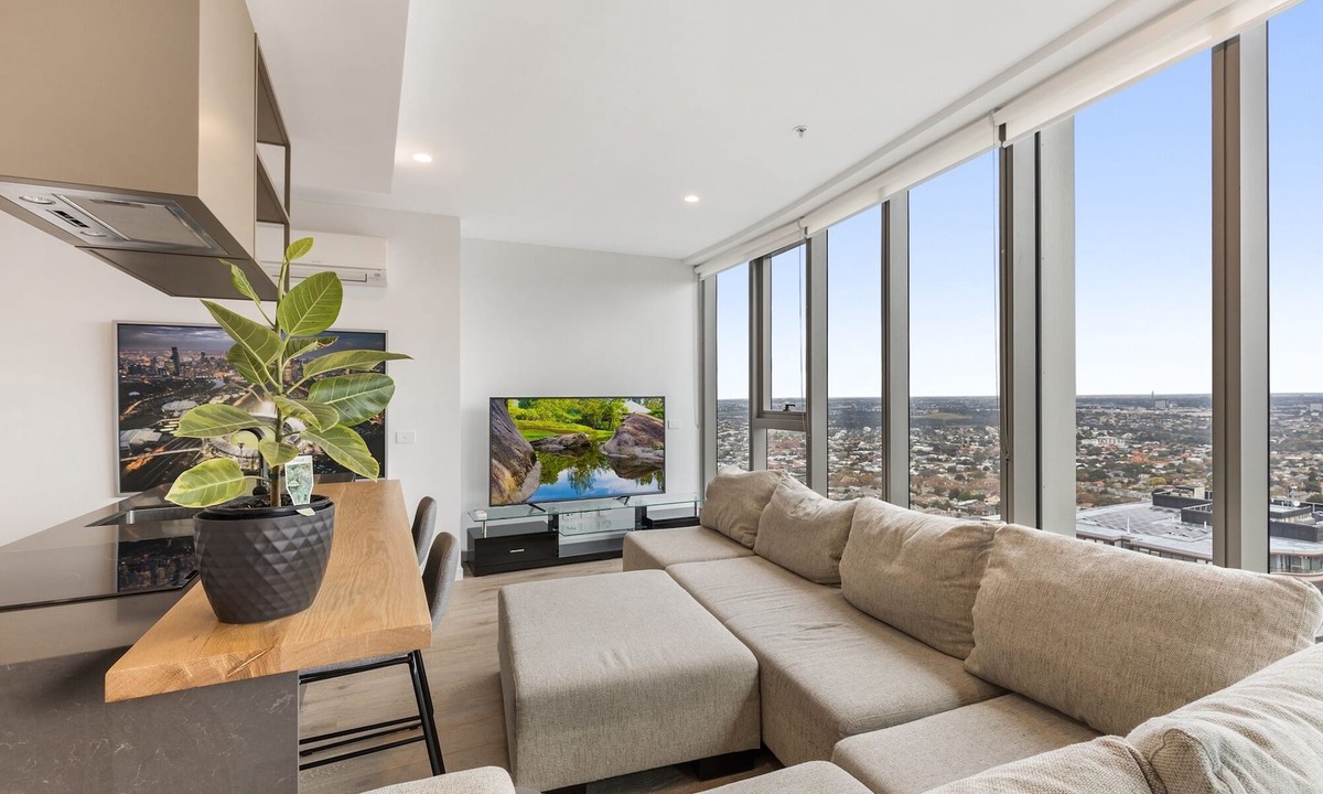 Moonee Ponds Apartment | Gorgeous High-Rise Unit with Sky Bar, Pool and Gym