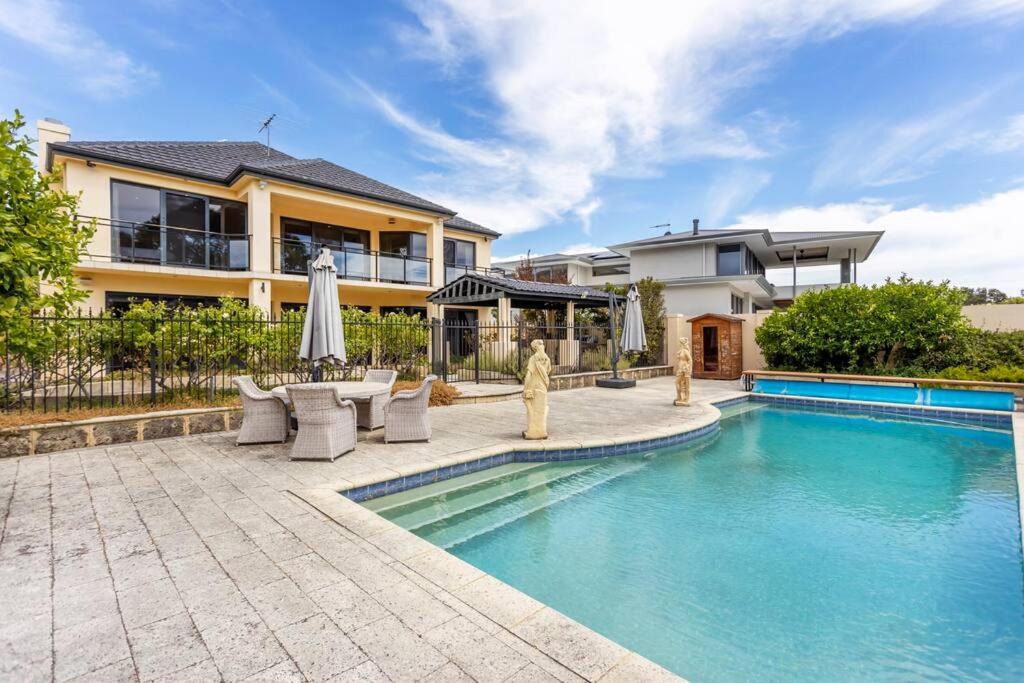 Ascot House | Grand Riverview Manor with pool & river access - EXECUTIVE ESCAPES