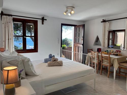 Agios Romanos House | Grandpa Simos' Traditional Guest House (B)