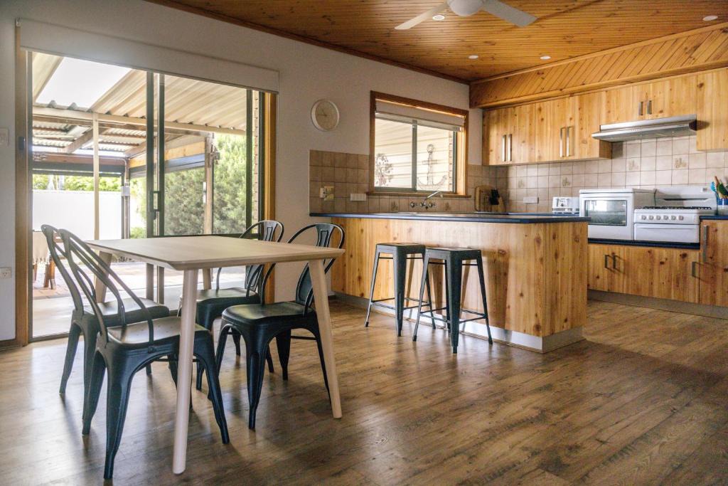 Lake Wangary House | Greenly Getaway - Family Friendly Home