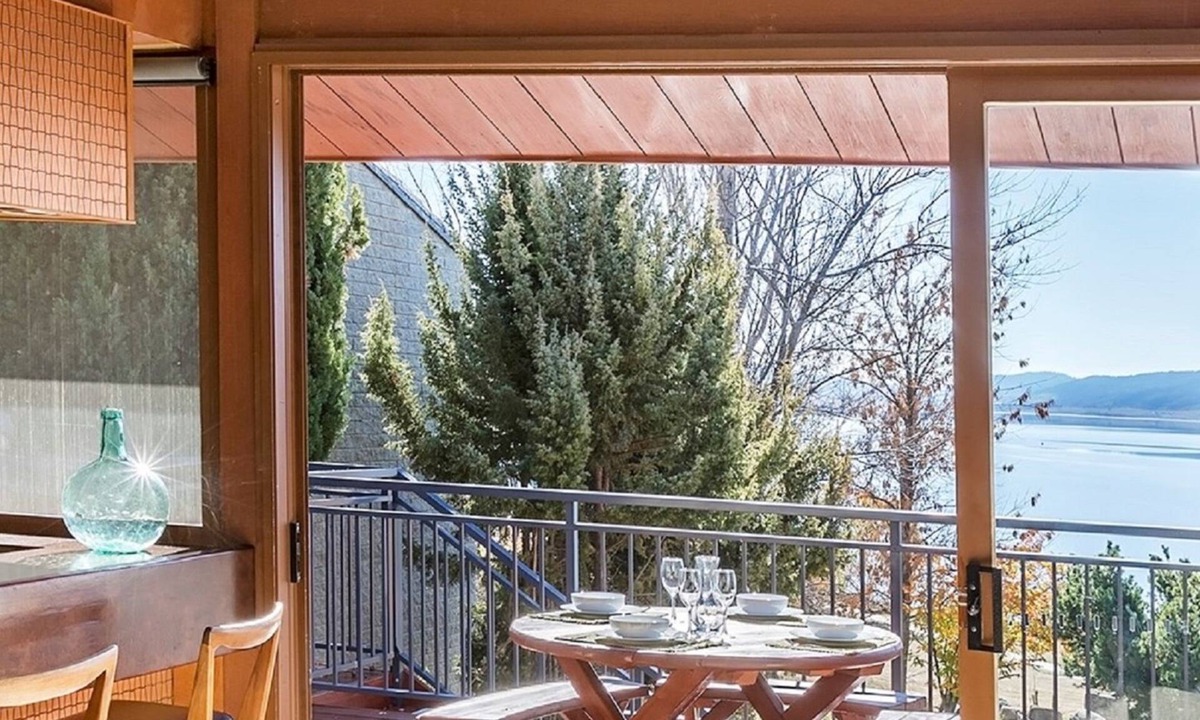 Jindabyne Apartment | Grey Kangaroo - 2BR l Lake Front l Pet Friendly l Air-Con l BBQ l WiFi