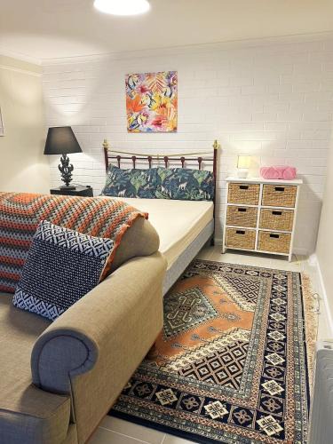 Mount Keira House | Guest suite-2 beds,private entry, bathroom & laundry