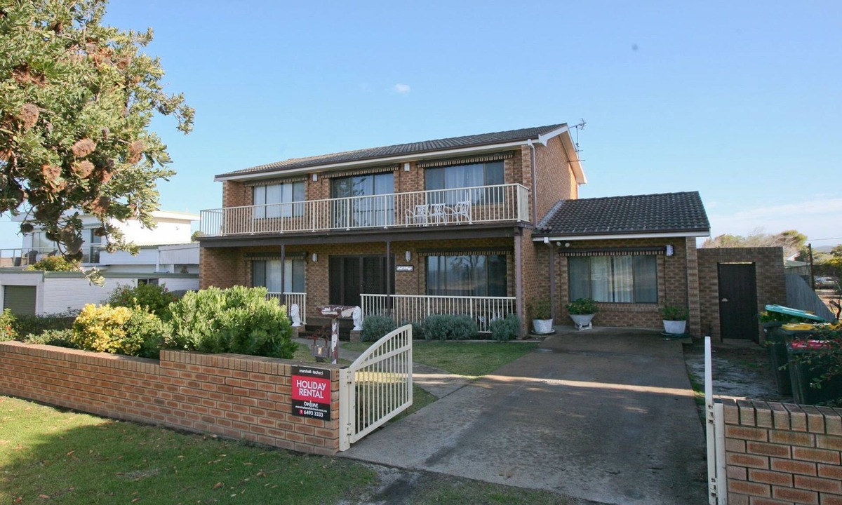 Bermagui House | Gull cottage - 7 Pacific Drive- Ocean views. Walk t