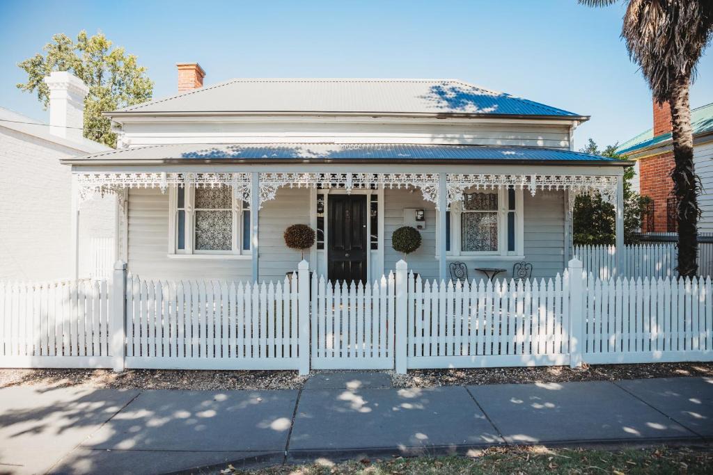 Bendigo House | Hargreaves Cottage - close to CBD