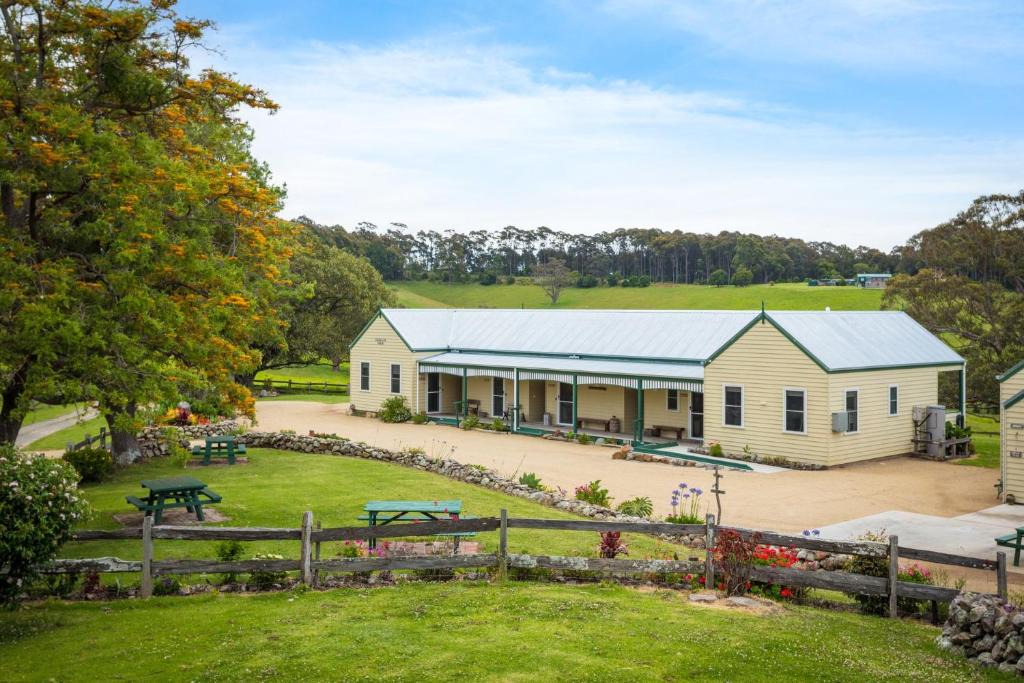 Central Tilba House | Henkley Cottage 3 Ezekiel