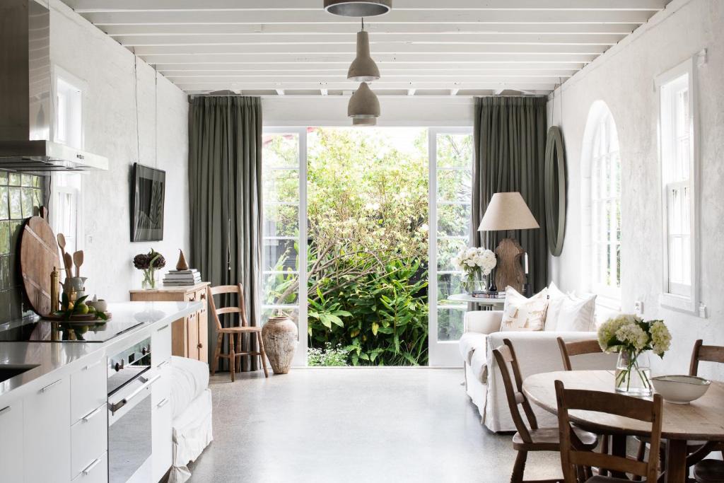 Launceston CBD House | Henry’s on Balfour - Historic understated luxury
