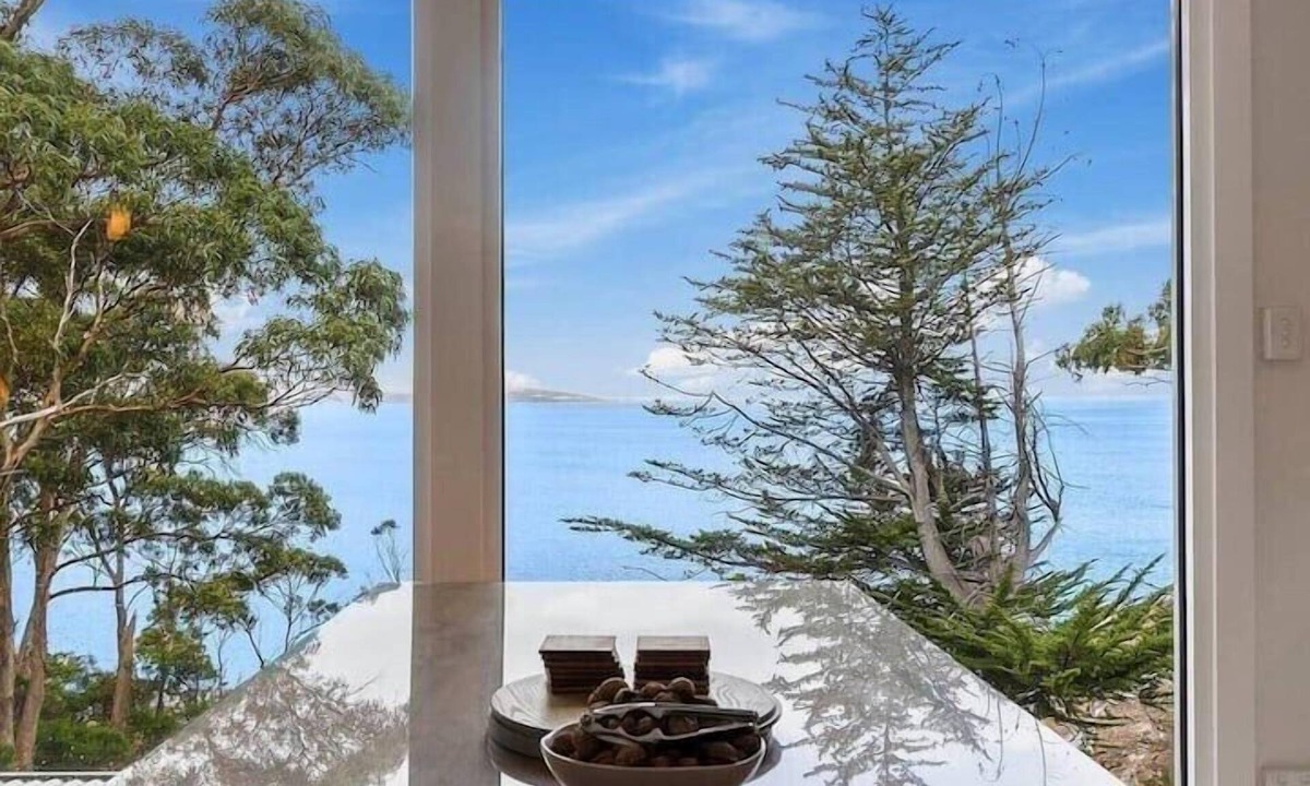 Blackmans Bay House | Hidden Bay Retreat 15 Min to Hobart, 5 Bed 3 Bath.