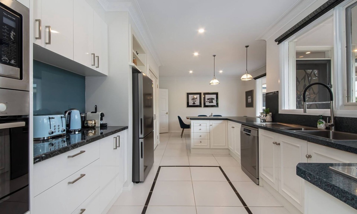 Mount Eliza House | High Vista in Mount Eliza with Pool
