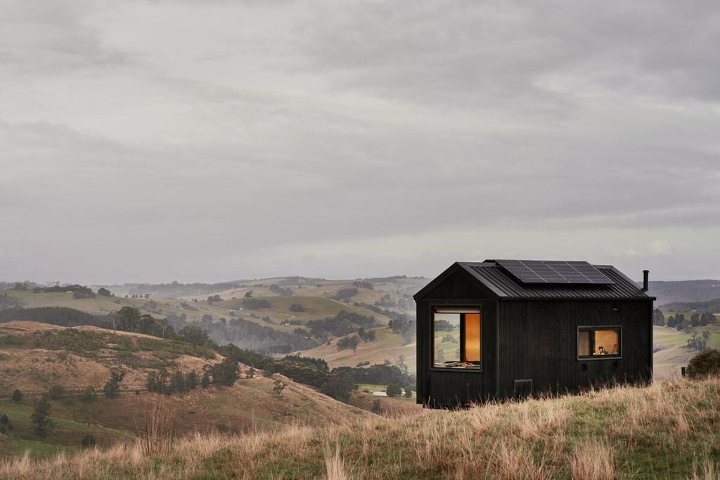 Hallston House | Hike to your Off-Grid Cabin Deep in Nature - Santi