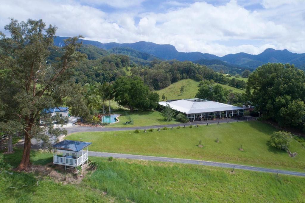Upper Crystal Creek Bed & Breakfast | Hillcrest Mountain View Retreat