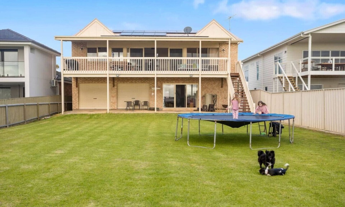Nangkita House | Hindmarsh Hideaway- Waterfront, pet friendly, NBN,