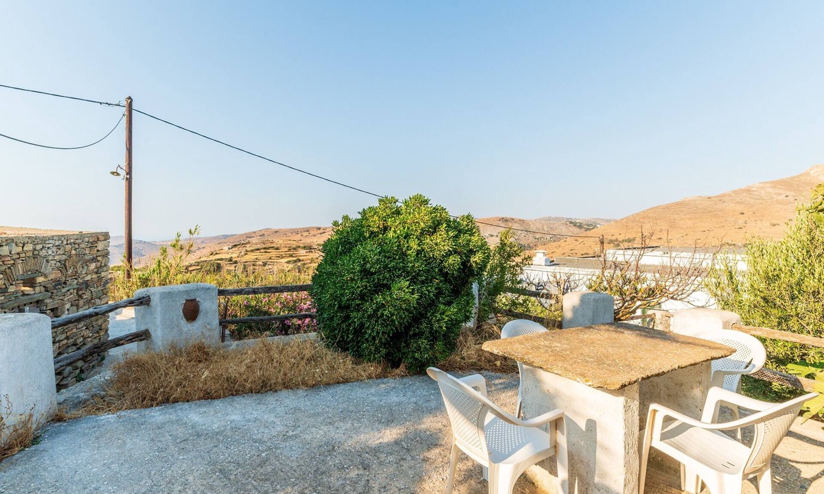 Exomvourgo House | Holiday Home 'Kykladen White House' with Mountain View and Shared Terrace